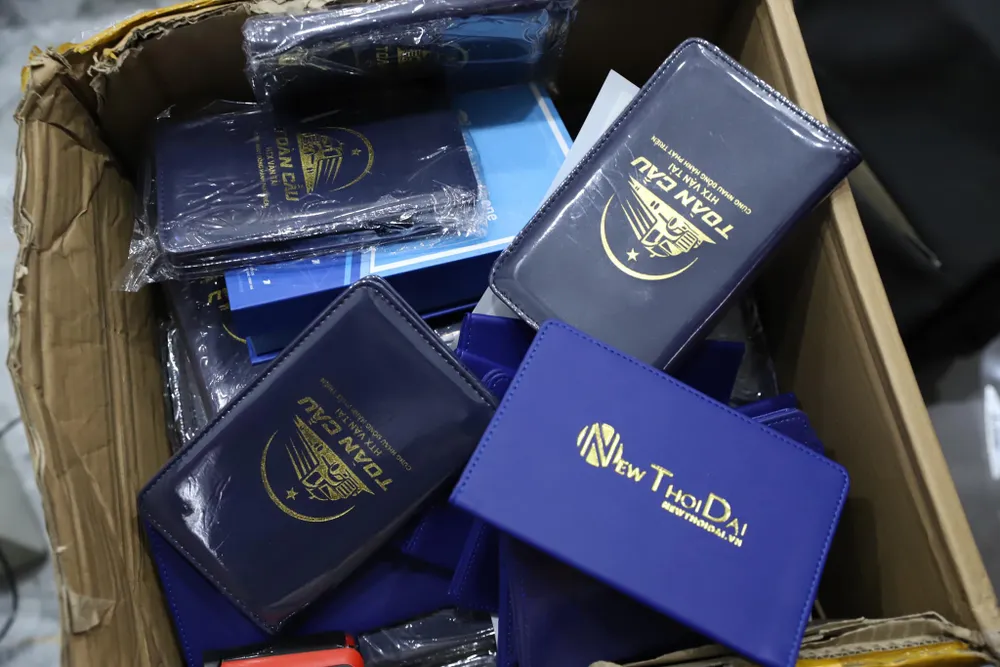 Tài liệu các đối tượng dùng để thực hiện hành vi phạm tội bị thu giữ. Ảnh: Công an Hà Tĩnh Tài liệu các đối tượng dùng để thực hiện hành vi phạm tội bị thu giữ. Ảnh: Công an Hà Tĩnh