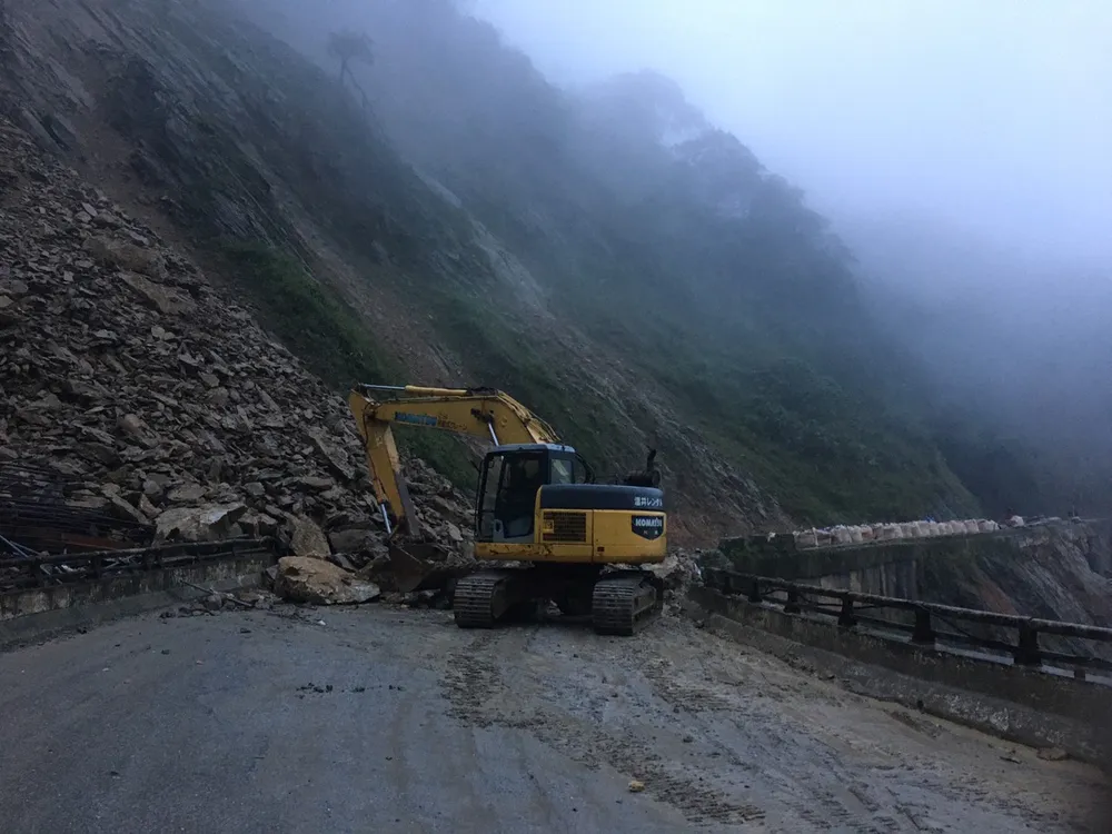 Khắc phục sạt lở trên tuyến Quốc lộ 8A