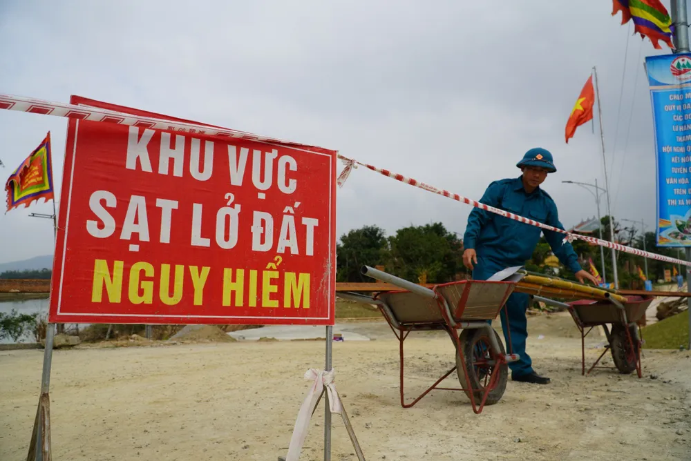 Lực lượng chức năng căng dây, lập biển cảnh báo khu vực sạt lở đất nguy hiểm z5061355873851-63bfe2556e8254d54d1cde56f3ff6915-7335.jpg