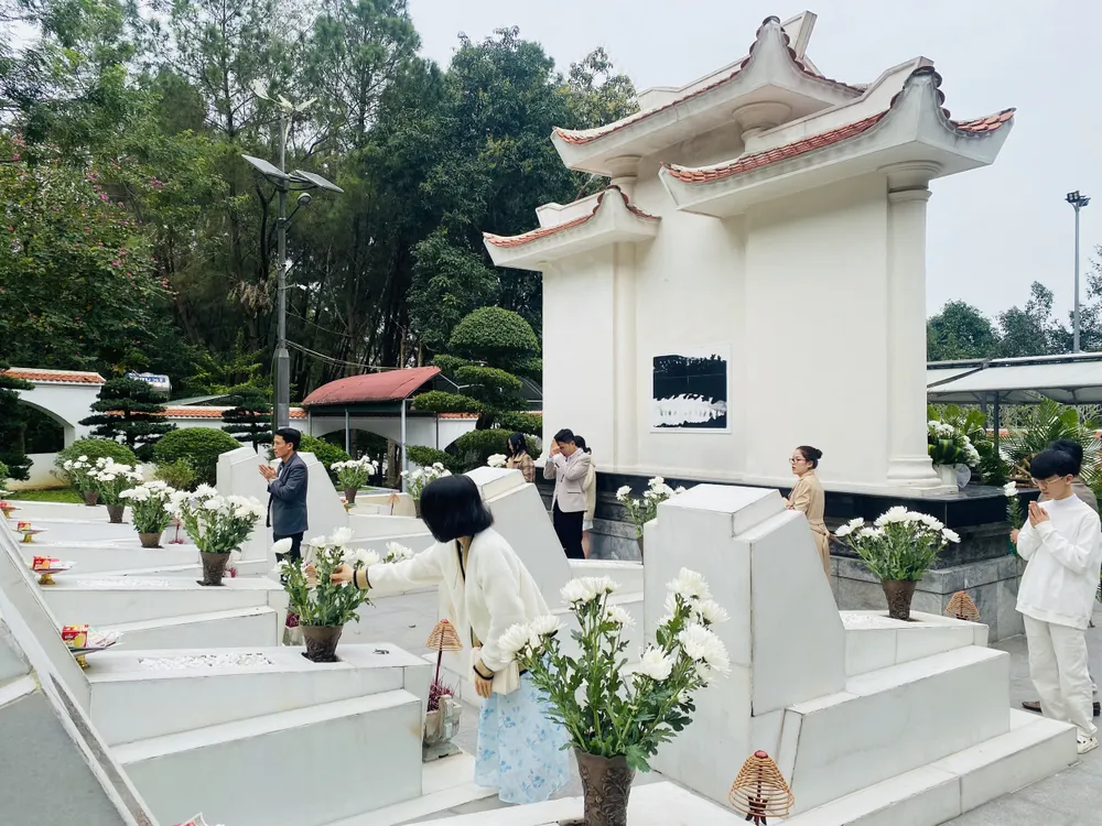 Người dân dâng hoa tại phần mộ 10 nữ Anh hùng liệt sĩ thanh niên xung phong Ngã ba Đồng Lộc z5151408852529-9f0015213ac58f6824bb79d67e32ea7e-832.jpg