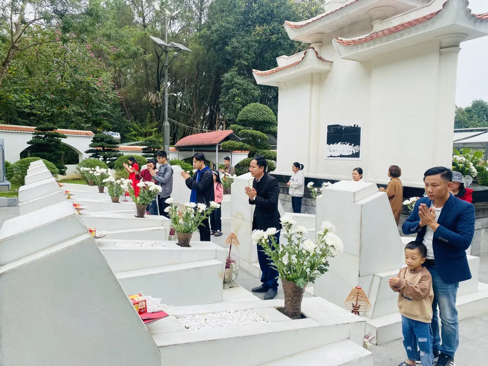 Người dân dâng hoa tại phần mộ 10 nữ thanh niên xung phong Ngã ba Đồng Lộc z5151408860080-5b65700348a5fabe9ec005fd71e782f6-9458.jpg