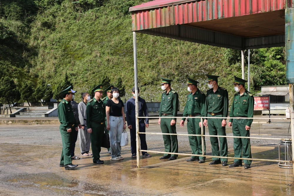 Cán bộ Bộ đội Biên phòng đón các nạn nhân tại Cửa khẩu quốc tế Cầu Treo 1 (1).JPG
