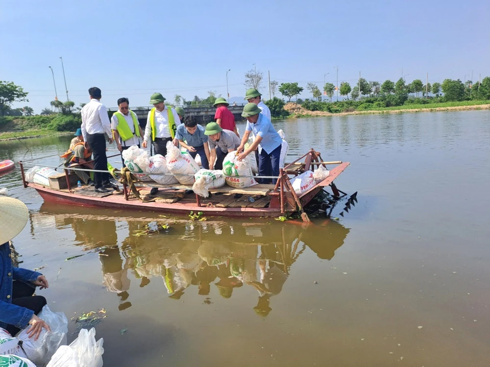 Thả cá giống tái tạo nguồn lợi thủy sản tại TP Hà Tĩnh 