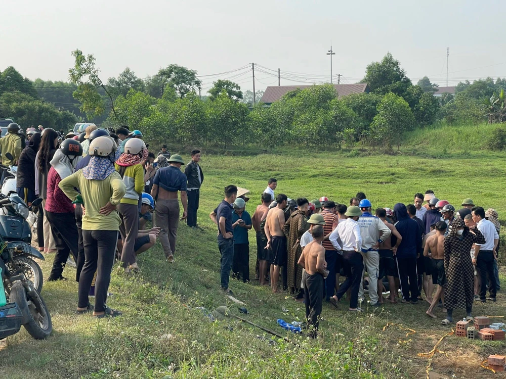 Đến 16 giờ ngày 15-4, thi thể em Đ.V.H. đã được tìm thấy 