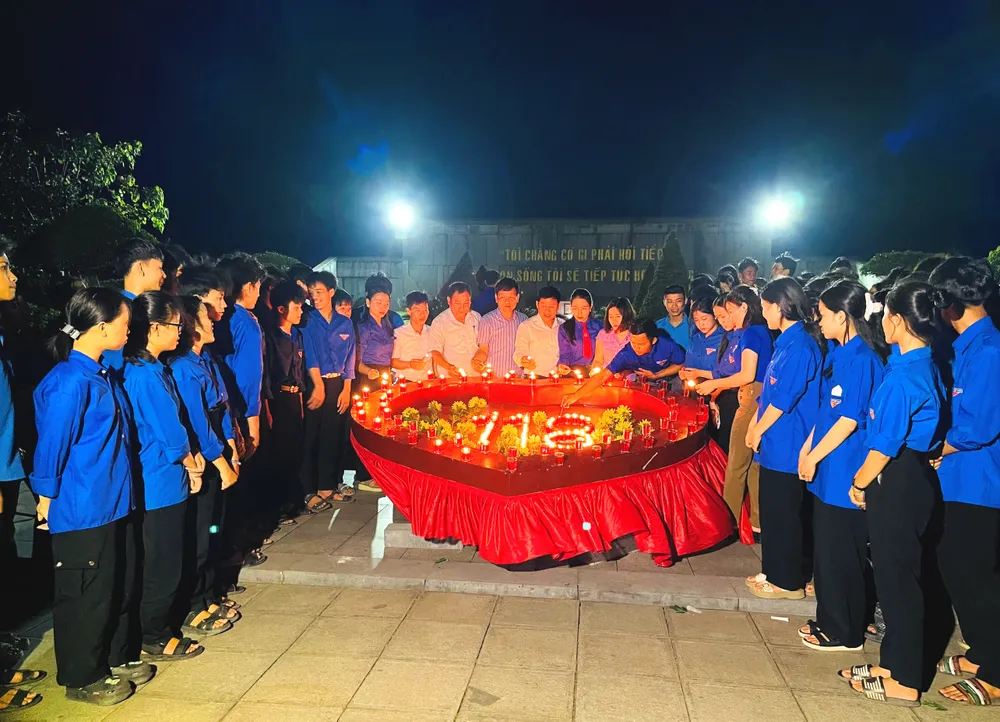 Lễ thắp nến tri ân tại khu mộ Tổng Bí thư Hà Huy Tập z5365130912593_b1d0ebf3858685761392ee25327de757.jpg