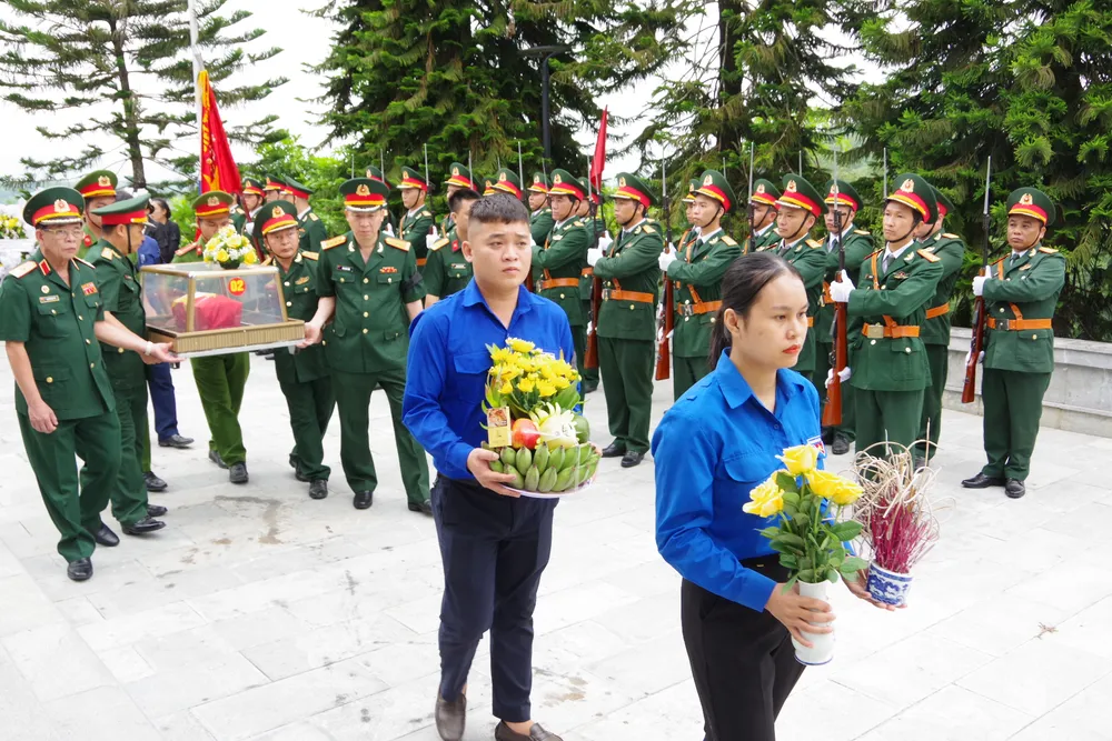 Lễ an táng hài cốt liệt sĩ tại Nghĩa trang liệt sĩ Nầm 4.JPG