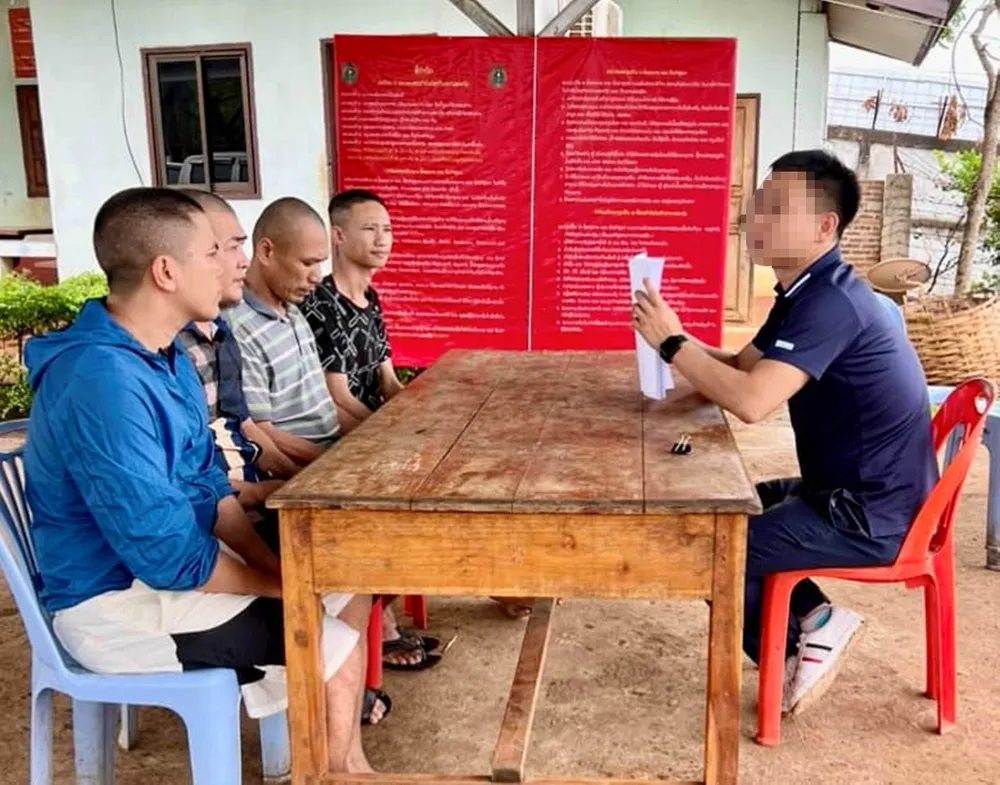 Lực lượng chức năng làm việc với các đối tượng 445517710_1106063517643138_5535143184794407309_n.jpg