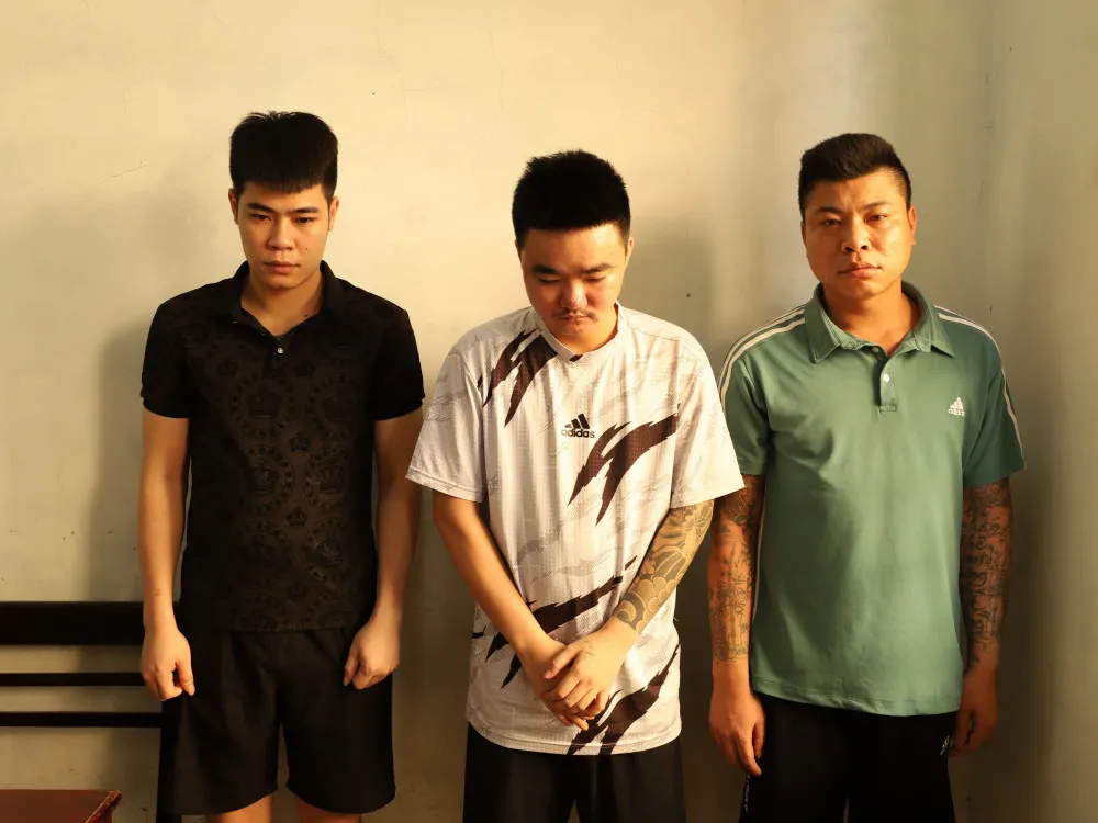 Các đối tượng Nguyễn Tiến Thành, Nguyễn Mạnh Thư và Lê Tuấn Anh tại cơ quan điều tra đối tượng Thành, Thư, Anh bị cơ quan điều tra bắt giữ.jpg