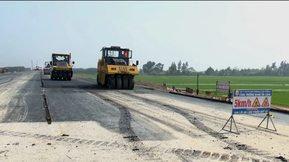Các công nhân và máy móc đang làm việc cật lực trên công trường 1.jpg