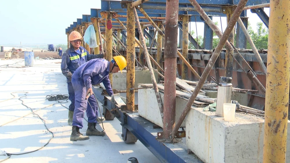 Công nhân nỗ lực làm việc trên công trường 3.jpg