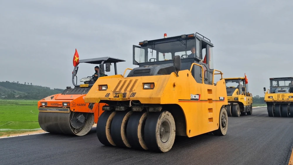 Thi công những hạng mục cuối cùng của tuyến đường bộ cao tốc Bắc - Nam qua Hà Tĩnh Không có tiêu đề.jpg