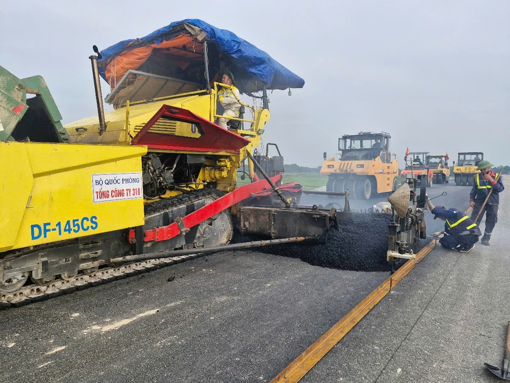 Các công nhân và phương tiện thi công tuyến đường bộ cao tốc Bắc - Nam qua Hà Tĩnh z6376671010555_b194d96a4e40d0ddb49bc7cf0c4bf396.jpg