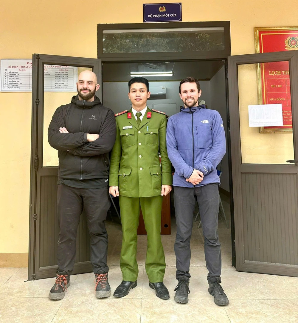 Anh Braden Thomas Batsford (bên phải) cùng người bạn đến Công an thị trấn Phố Châu trình báo, nhờ hỗ trợ tìm giấy tờ tùy thân z6382510412823_42507ed742c639c907edf565c45493b2.jpg