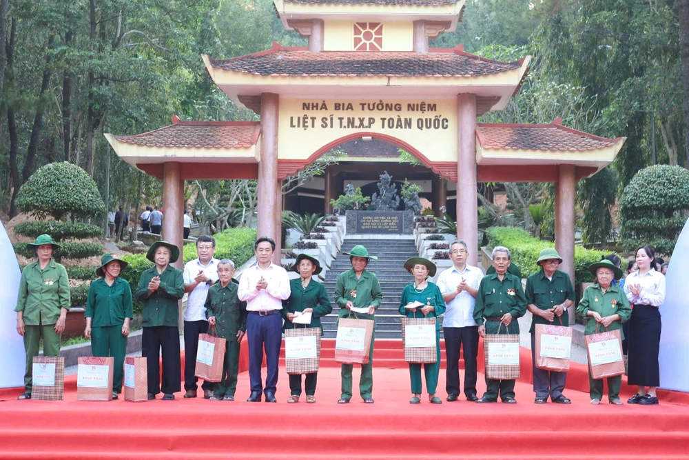 Lãnh đạo Tỉnh ủy, UBND tỉnh Hà Tĩnh trao quà cho cựu Thanh niên xung phong gặp hoàn cảnh khó khăn z6531182593508_c83c031ad52a43000d56828b543fea40.jpg