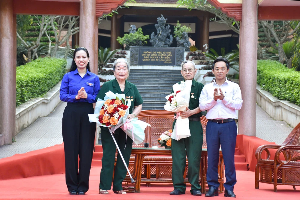 Lãnh đạo Tỉnh ủy, Tỉnh đoàn Hà Tĩnh tặng hoa cho cựu Thanh niên xung phong z6531182607093_c3feb2165b8db871e21a0a8b1844ab40.jpg