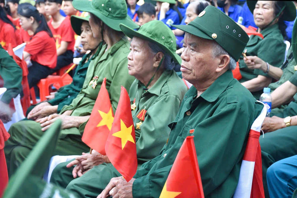 Các cựu Thanh niên xung phong tham gia chương trình z6531182658339_7b68c079f3e814b3fb43c85ec1fdb42f.jpg