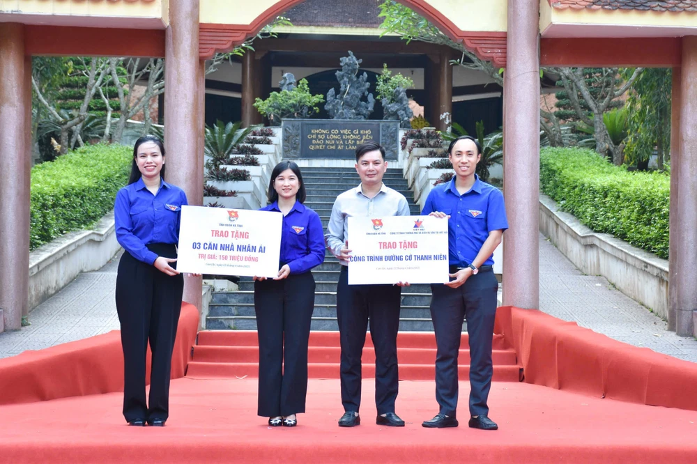 Trao tặng biểu trưng căn nhà nhân ái và công trình đường cờ thanh niên z6531182673341_8c377157fd5b91e93751803ae8a530ca.jpg