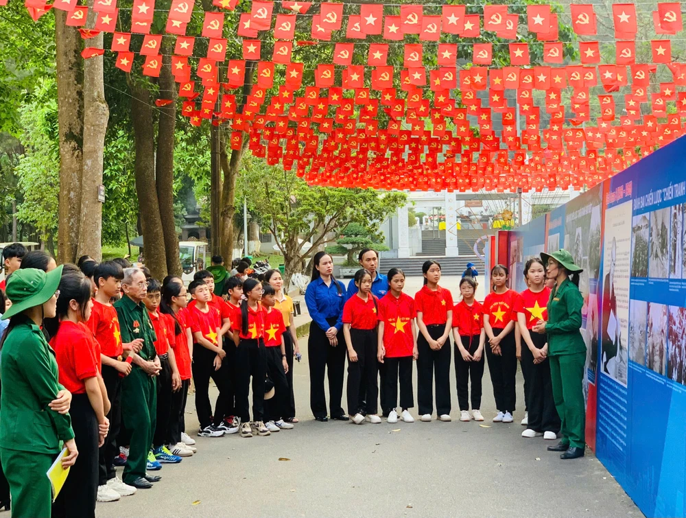 Đoàn viên thanh niên, học sinh xem và nghe các thông tin tại triển lãm z6531326662988_eb55c0903b6764c55c0a2a6cb4d74c7d.jpg