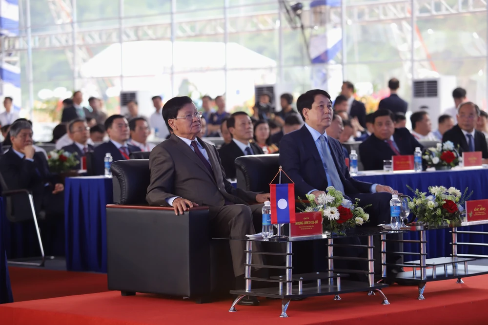 Chủ tịch nước Lương Cường và Tổng Bí thư, Chủ tịch nước Lào Thongloun Sisoulith dự lễ khánh thành Bến số 3 IMG_2627.JPG
