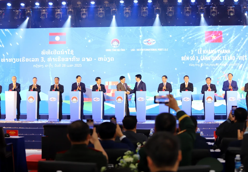 Chủ tịch nước Lương Cường và Tổng Bí thư, Chủ tịch nước Lào Thongloun Sisoulith cùng các đại biểu thực hiện nghi thức khánh thành Bến số 3 IMG_3218 (1).JPG