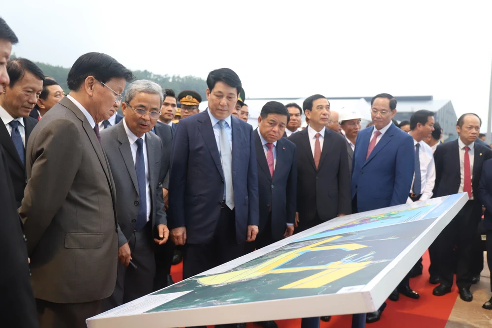 Chủ tịch nước Lương Cường và Tổng Bí thư, Chủ tịch nước Lào Thongloun Sisoulith cùng các đại biểu xem quy hoạch Bến số 3 IMG_3315.JPG