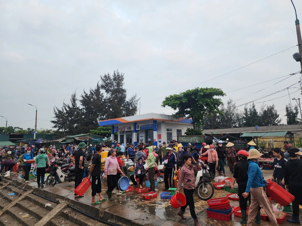 Khung cảnh đông đúc người mua bán hải sản tại cảng cá Cửa Sót 20250501_054348.jpg
