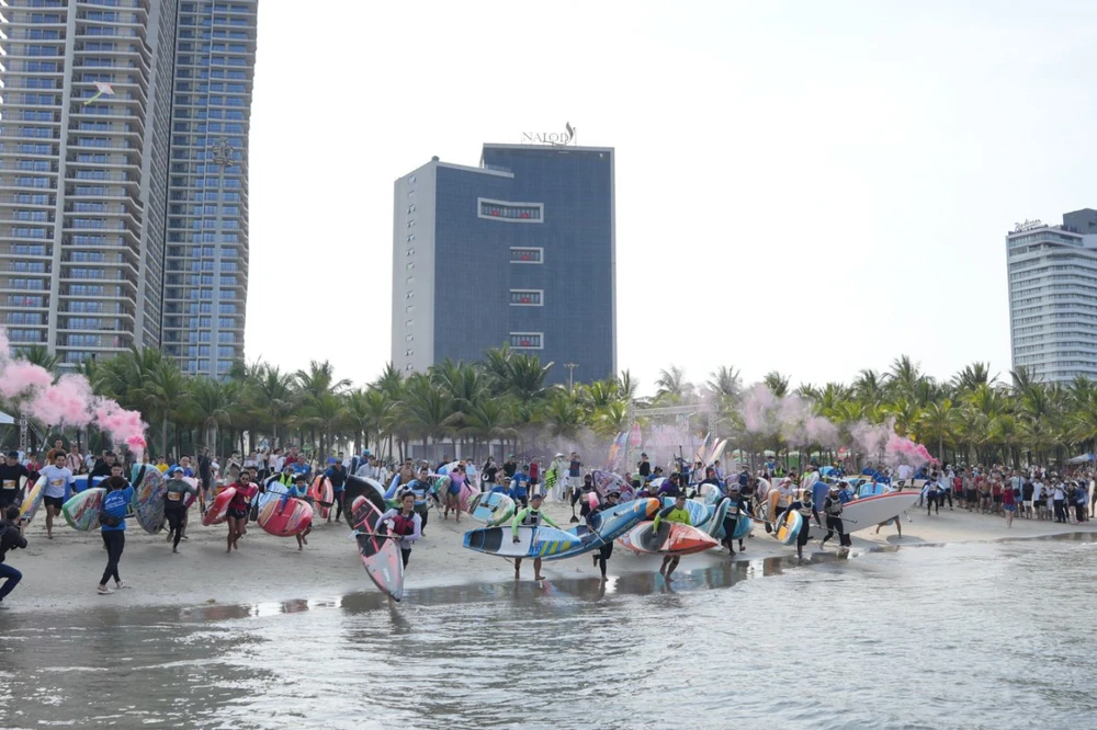 Người dân và du khách hào hứng tham gia hội thi Sup - DaNang Color Race 2025. Ảnh: XUÂN QUỲNH ảnh_Viber_2025-05-02_11-42-54-706.jpg