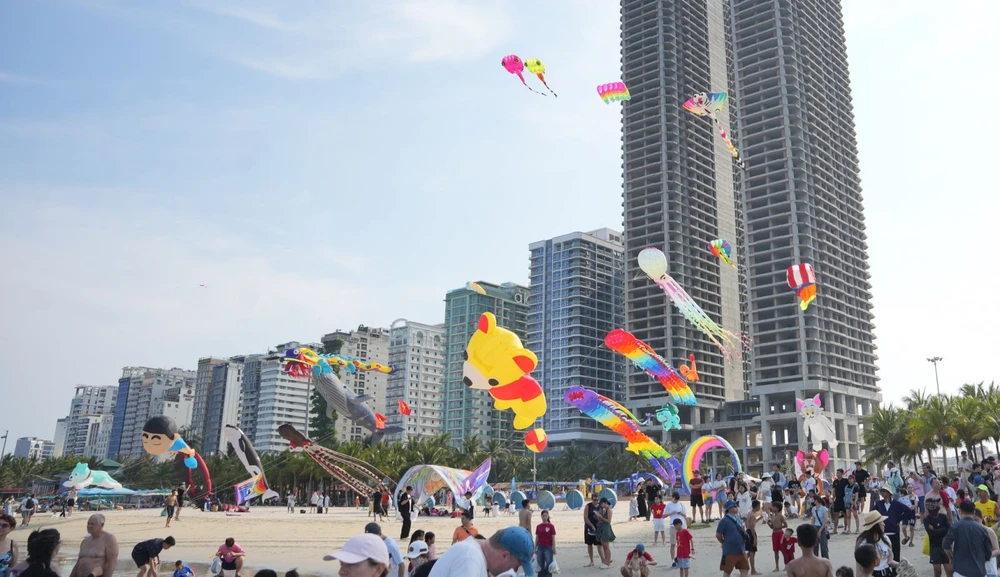 Bãi biển Đà Nẵng rực rỡ sắc màu với hàng chục cánh diều nghệ thuật bay lượn. Ảnh: XUÂN QUỲNH ảnh_Viber_2025-05-02_11-48-16-666.jpg