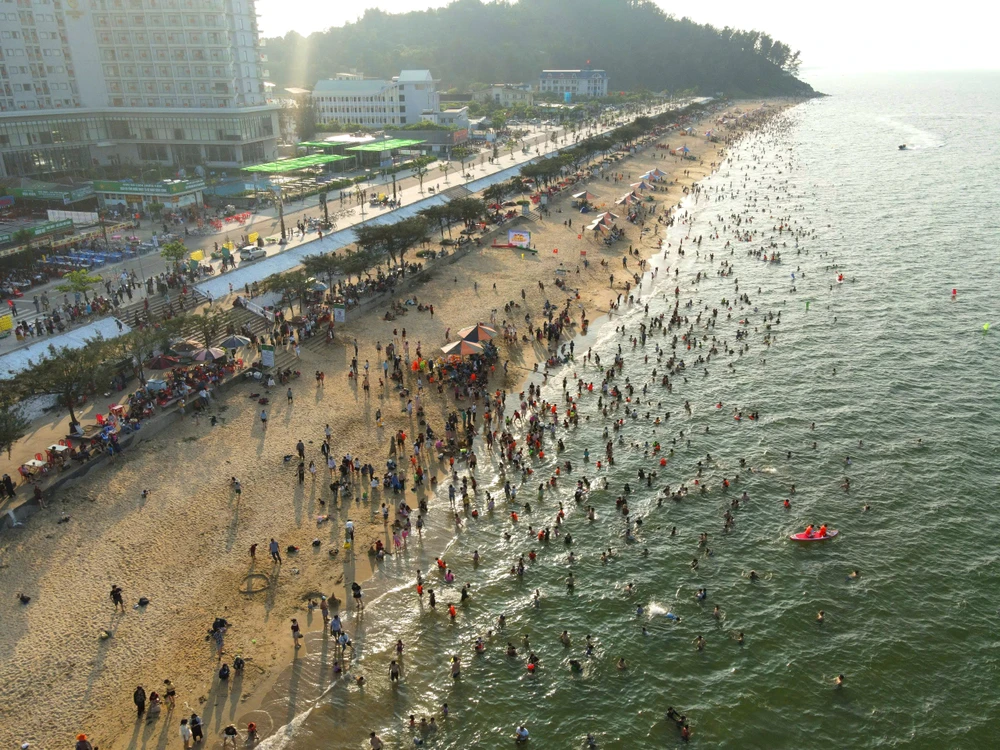 Hàng ngàn người dân, du khách về Khu du lịch biển Thiên Cầm (tỉnh Hà Tĩnh). Ảnh: DƯƠNG QUANG q.jpg