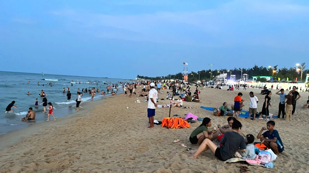 Hàng ngàn người đổ về bãi biển Thuận An (TP Huế). Ảnh: VĂN THẮNG vta.jpg