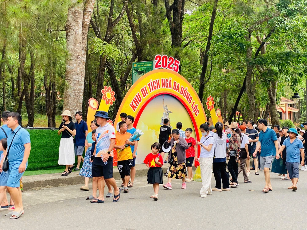 Du khách đến Khu di tích lịch sử Ngã ba Đồng Lộc. Ảnh: DƯƠNG QUANG z6561054652463_ec4444d6c0a594643cdfe9b6b938c531.jpg