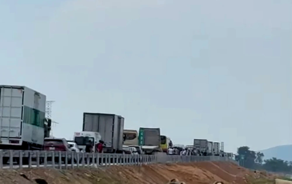 Các phương tiện bị ách tắc giao thông aaaa.jpg