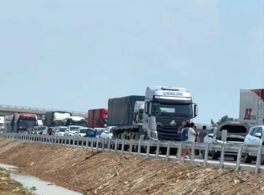Nhiều phương tiện bị ách tắc giao thông aqqa.jpg