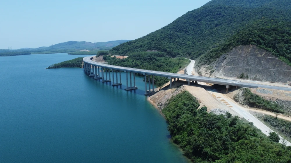 Nhà thầu đang thi công hoàn thiện các hạng mục còn lại của cầu trên cao tốc DJI_0550.JPG