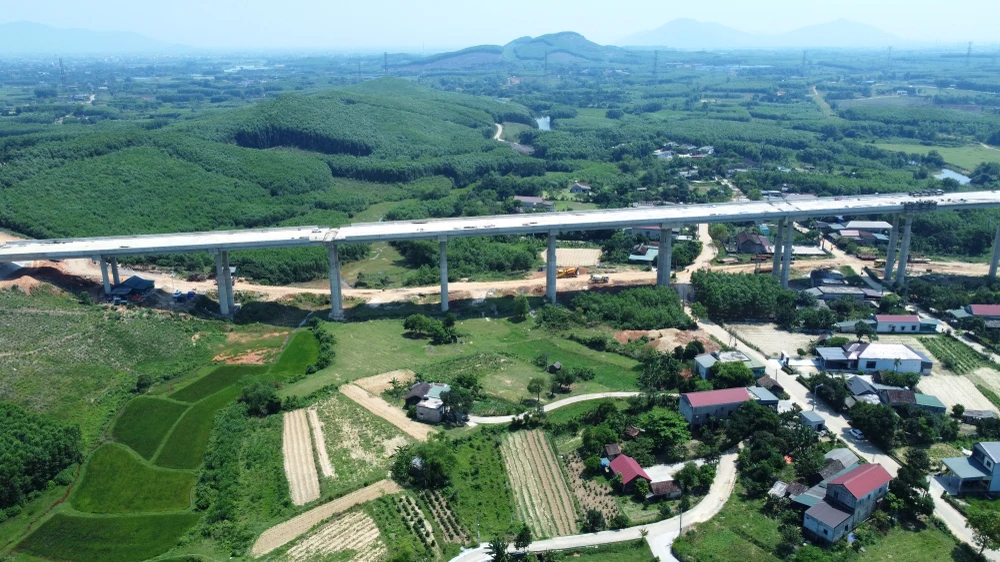 Cầu được xây dựng qua đồi núi và một số khu vực dân cư DJI_0480.JPG