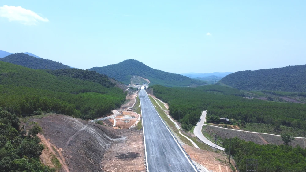 Đường và cầu vượt đồi núi dẫn vào hầm Đèo Bụt DJI_0537.JPG