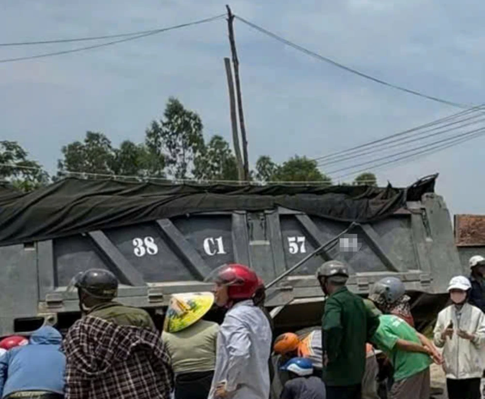 Hiện trường vụ tai nạn z6574096043925_2a7b95e0aafb2f726f43165c1a707170.jpg