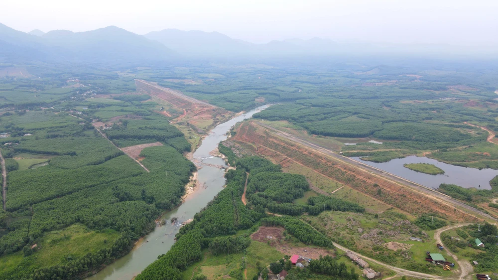 Khu vực lòng hồ Rào Trổ bị tái lấn chiếm trồng cây keo DJI_0354.JPG