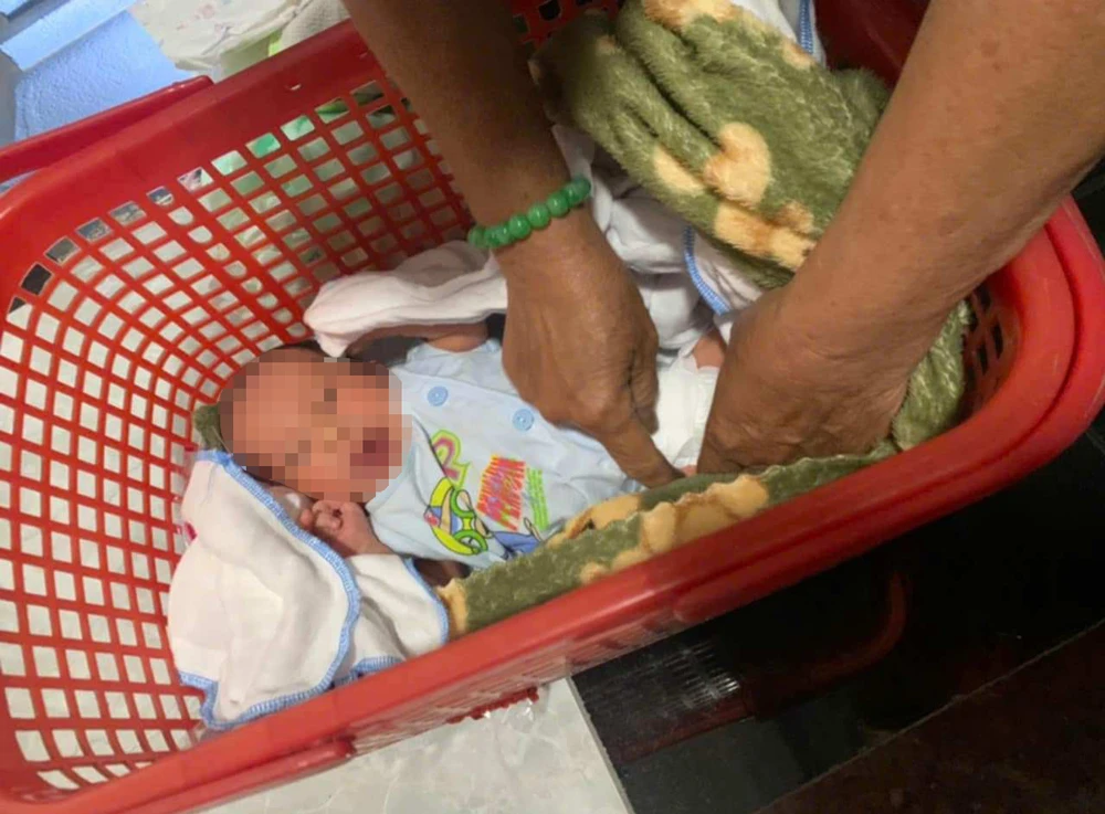 Bé gái sơ sinh bị bỏ rơi ở thôn Lâm Vượng, xã Xuân Liên, Nghi Xuân, tỉnh (Hà Tĩnh)