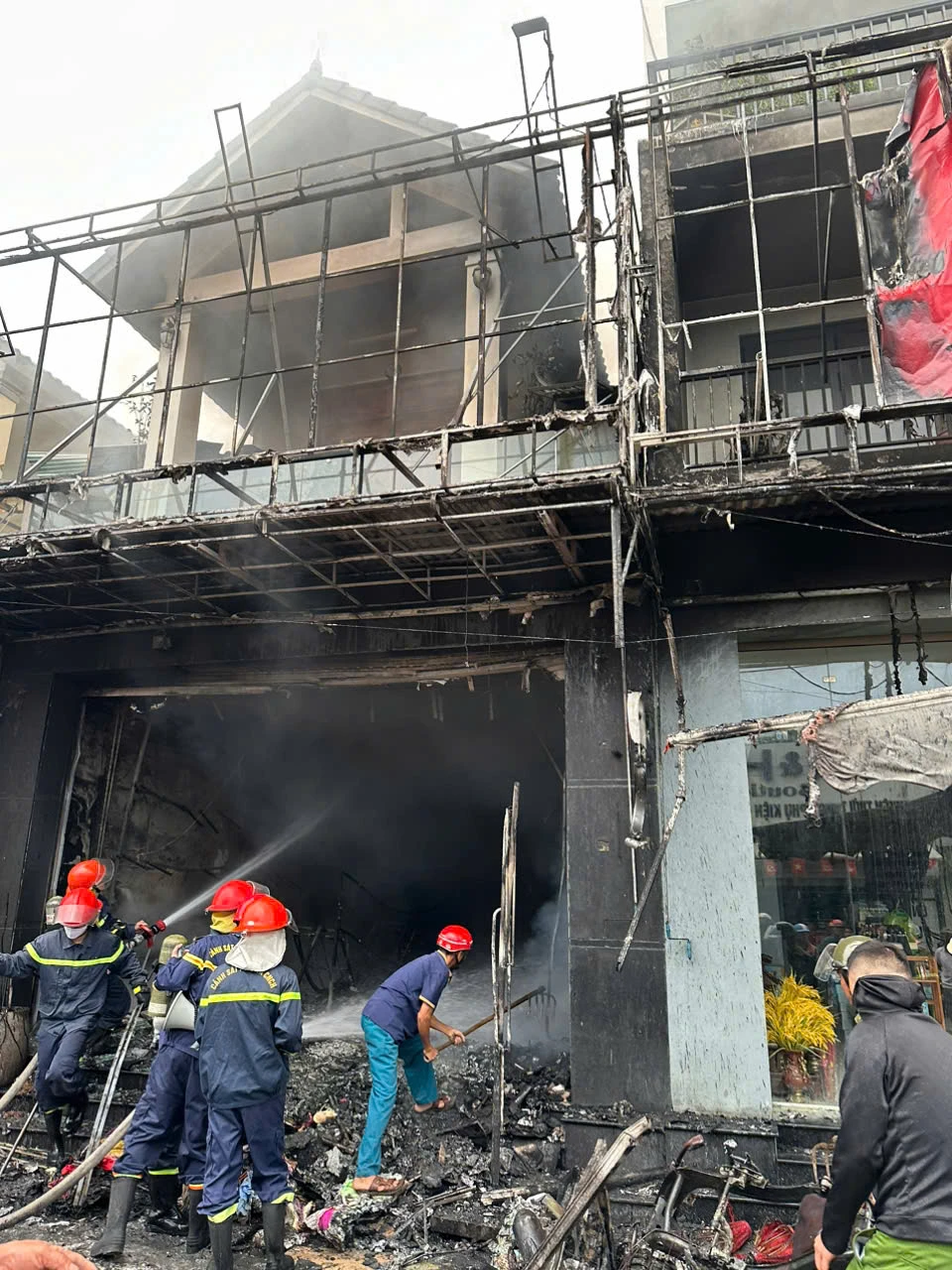 多くの建物が火事により多くの損害を受けた。 z6599249158039_f3d74f9f612c3308e11ab2693a0e408a.jpg