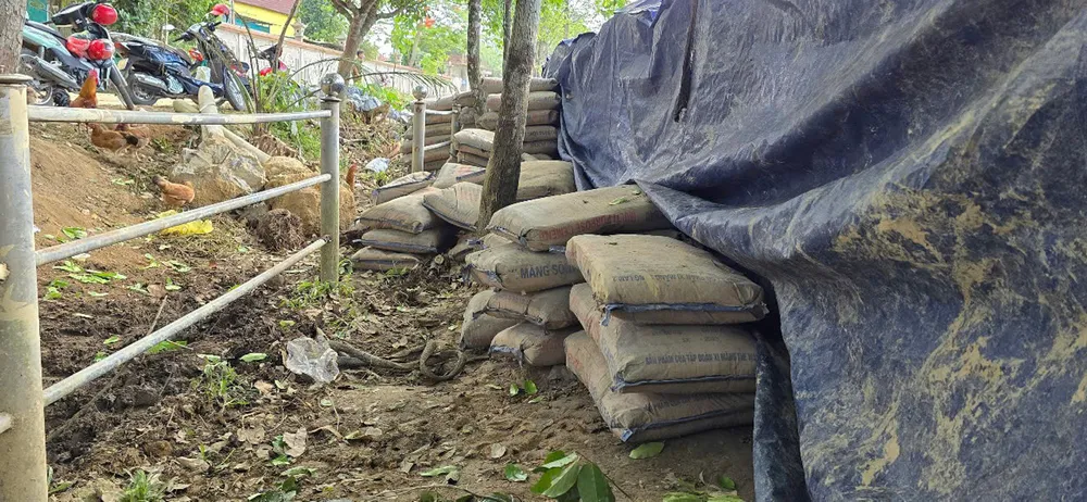 Hàng loạt bao xi măng bị hư hỏng, đông cứng như đá a4.jpg
