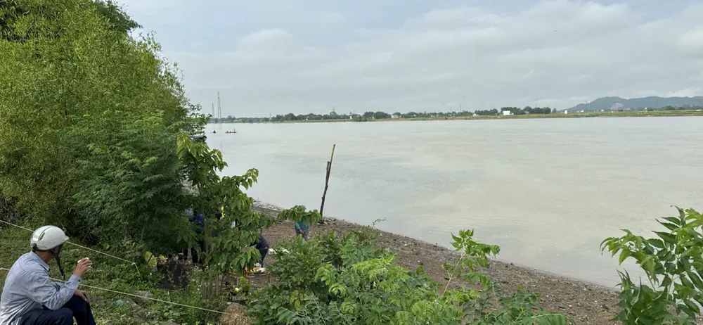 Người dân và lực lượng chức năng đang nỗ lực tìm kiếm em H. mất tích trên sông