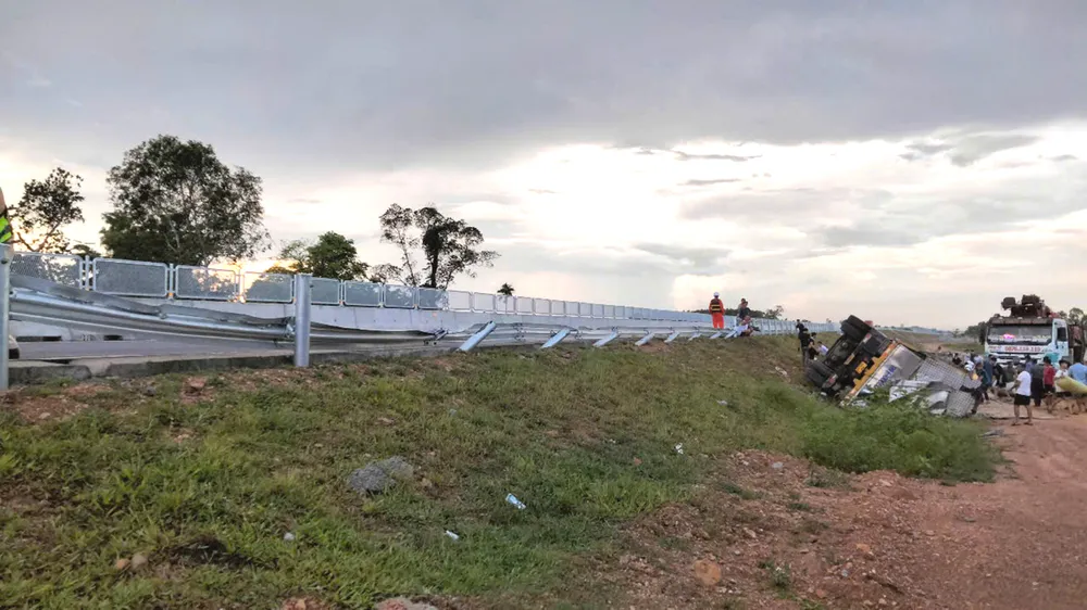 Hàng chục mét hàng rào hộ lan của tuyến đường bộ cao tốc bị gãy, hỏng sau tai nạn z6614218489171_e65f86d9f4a4baec515fe1d753a908a1.jpg