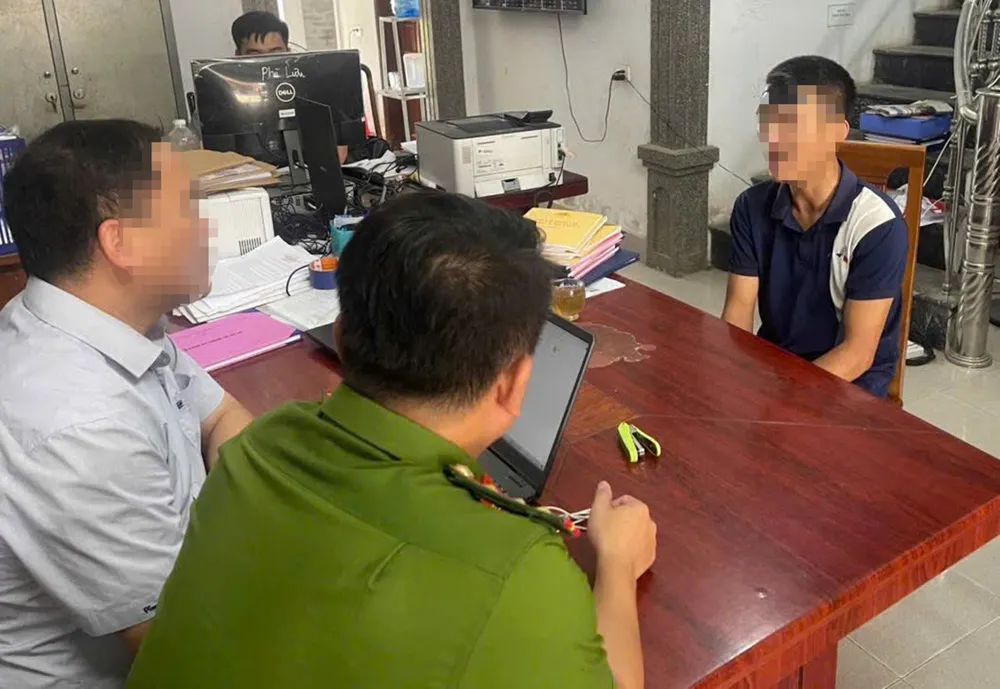 Cơ quan chức năng làm việc với chủ phương tiện vận chuyển 500034669_1391200072462813_7320063961298744815_n.jpg