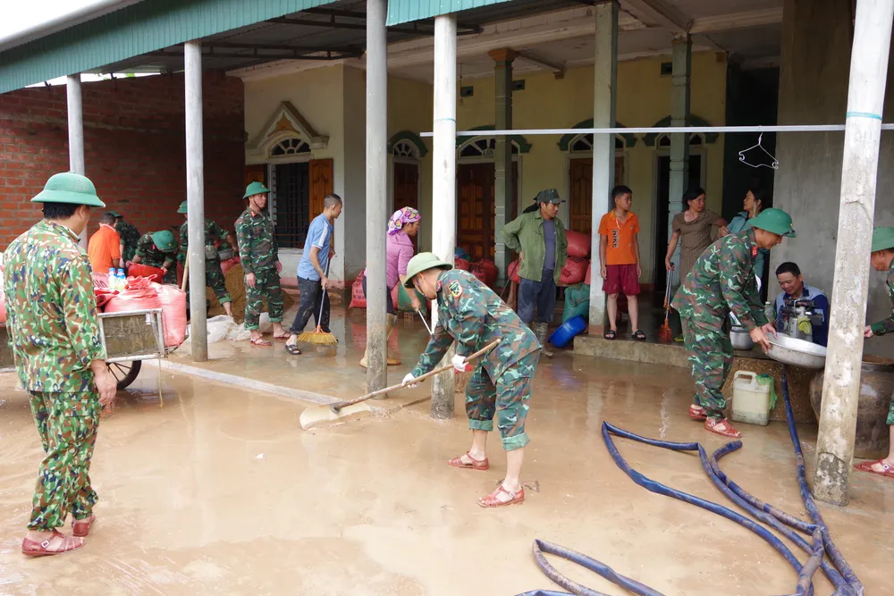 អាជ្ញាធរជួយប្រជាជនក្នុងស្រុក Cam Xuyen ជម្នះផលវិបាកនៃទឹកជំនន់ 1.JPG