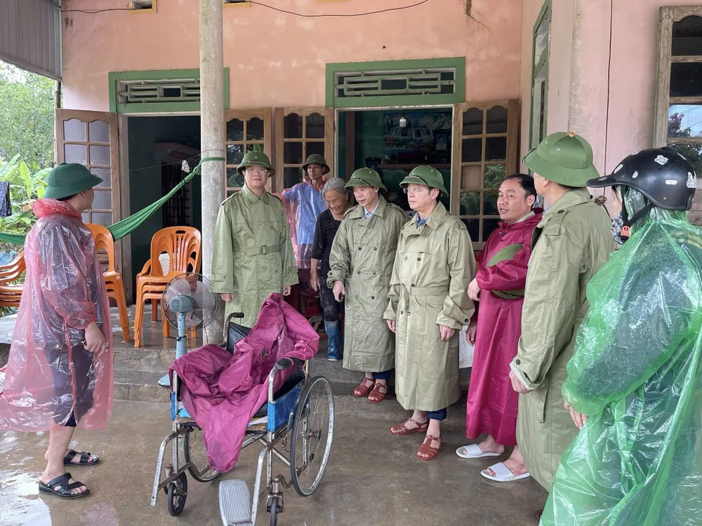 ថ្នាក់ដឹកនាំស្រុក Cam Xuyen បានមកលើកទឹកចិត្តដល់ប្រជាពលរដ្ឋដែលរងគ្រោះដោយទឹកជំនន់ 500706386_2881367458706968_6434123441435316314_n.jpg