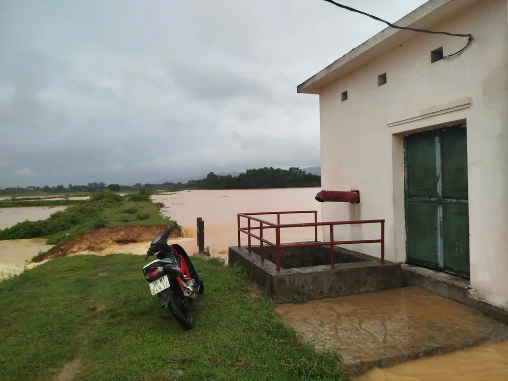 Hiện trường đoạn đê của đập Hà bị vỡ z6636567113450_ab658e4df3035ff41d601b932f38d8a9.jpg