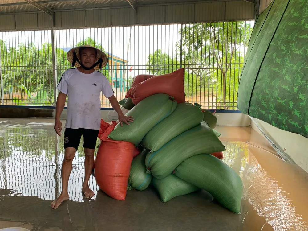 ស្រូវដែលទើបប្រមូលផលថ្មីរបស់ប្រជាជននៅស្រុក Cam Xuyen ត្រូវបានជន់លិចដោយសារទឹកជំនន់ភ្លាមៗ។ z6637057515135_3ced465641b32cf89af77cb5f3aa2ab4.jpg