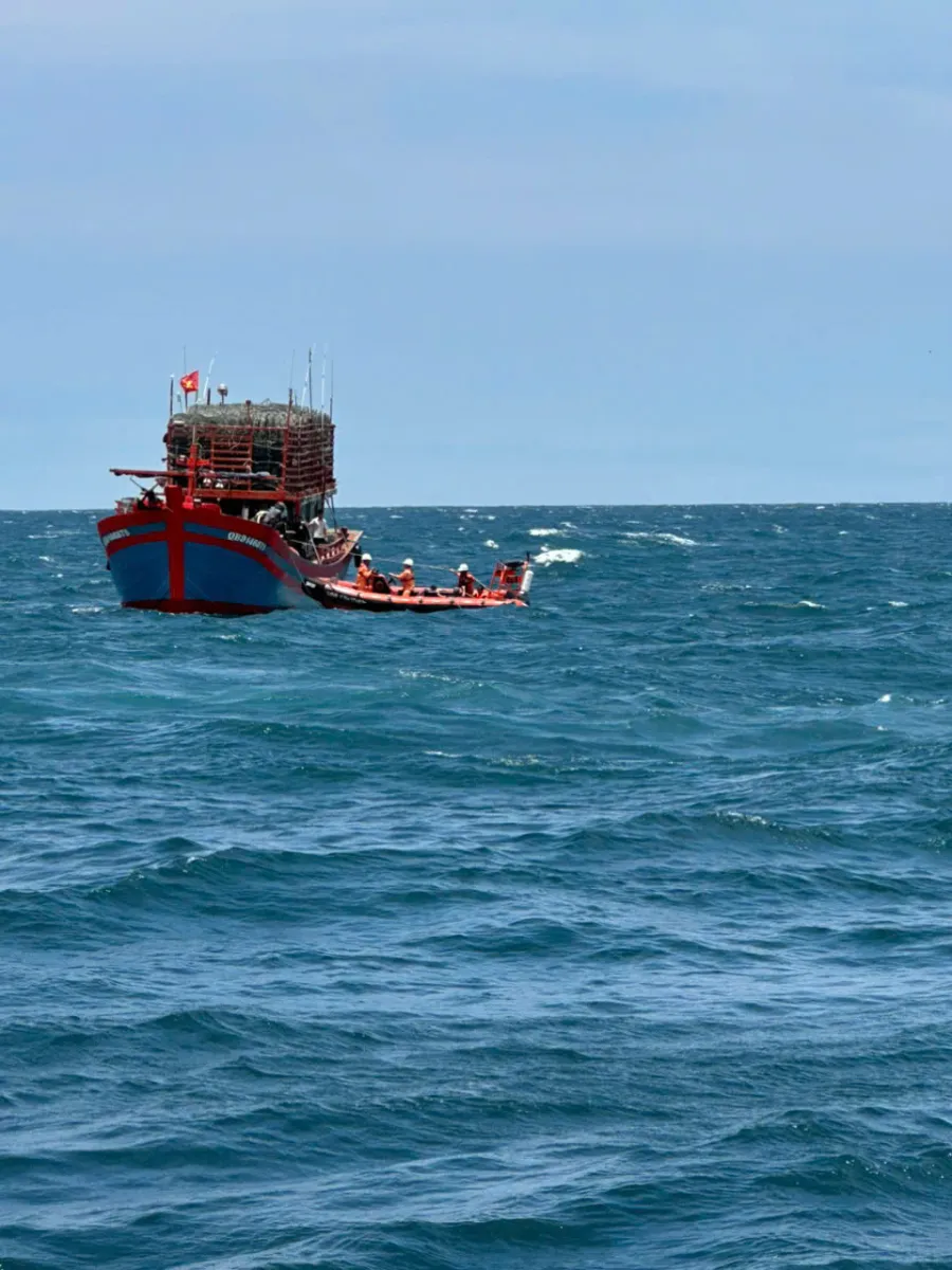 Las autoridades rescataron con éxito a los marineros en apuros. Fotografía: Administración Marítima y de Vías Navegables de Vietnam z6640116594305_104308db89a963b2566deb9ae9c9c761.jpg
