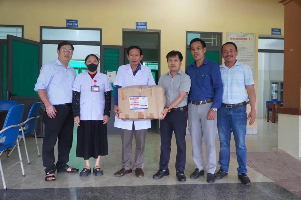 Trung tâm Kiểm soát bệnh tật Hà Tĩnh hỗ trợ hóa chất Cloramin B cho Trạm Y tế xã Kỳ Văn z6641110271370_55919ede59ed56c95e4e3440f6754300.jpg
